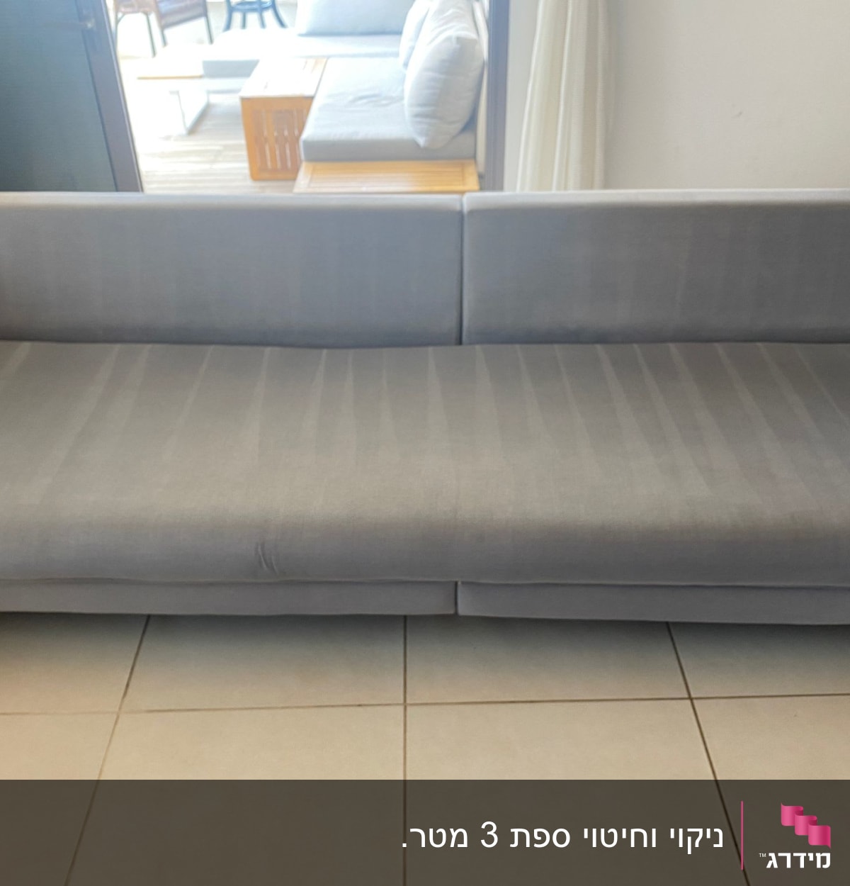 ספה אפורה נקייה על רצפת אריחים בהירה